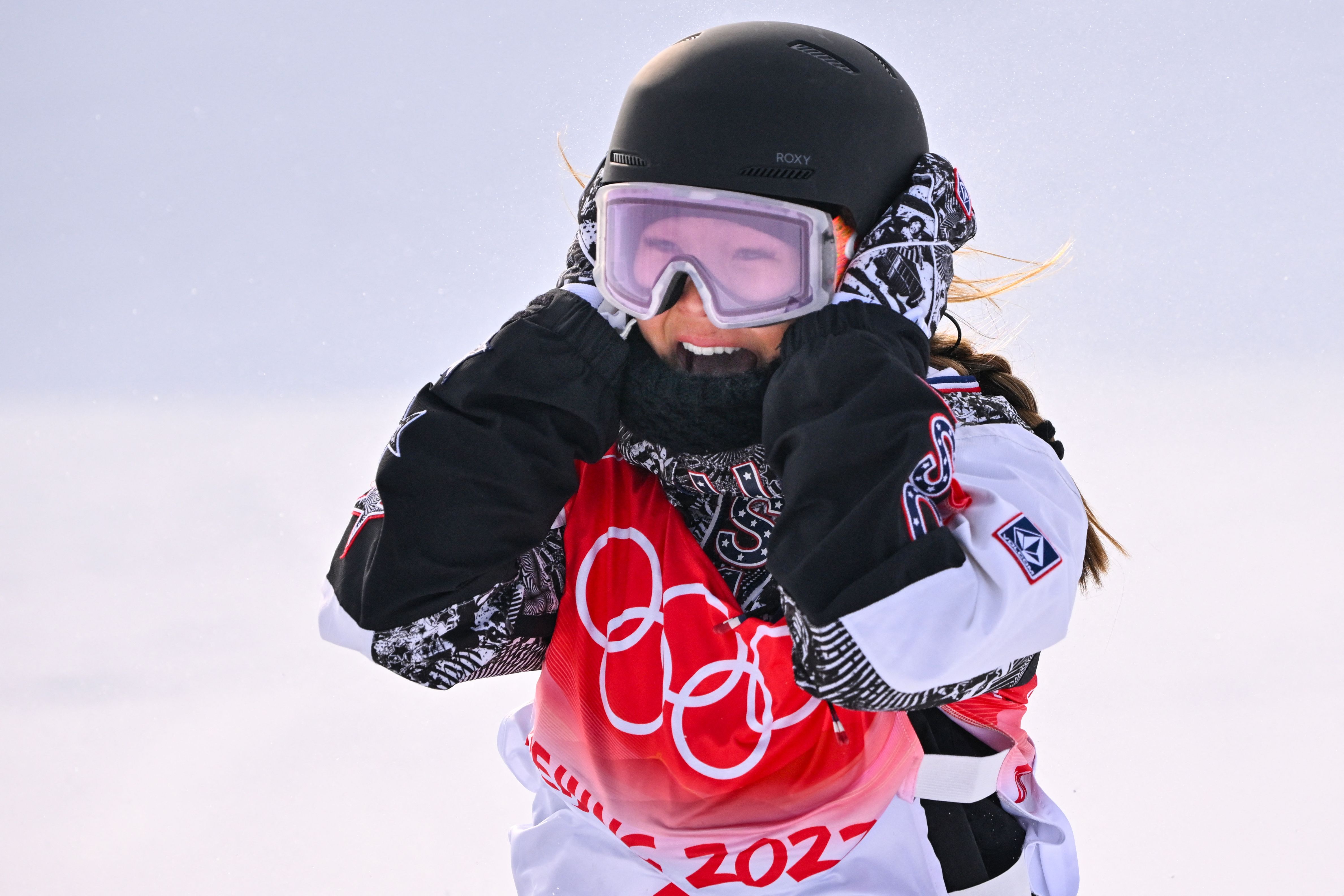 U.S. snowboarders Chloe Kim, Shaun White advance to halfpipe finals