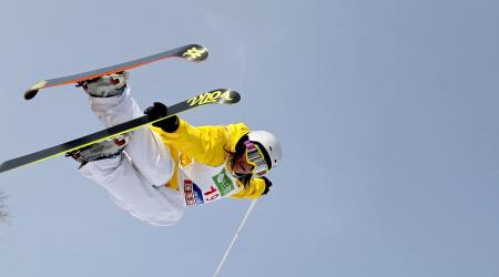 Jen Hudak skiing halfpipe